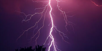 Rayo impacta auto en Sinaloa y provoca la muerte de una niña de 2 años