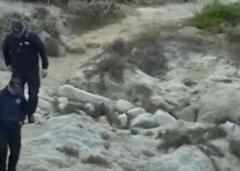 Recuperan tres cuerpos tras accidente aéreo en la costa de Monterey, California