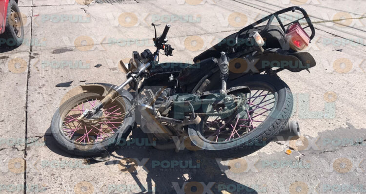 Repartidor choca contra auto al omitir un alto y termina herido en Cd. Victoria, Tamaulipas