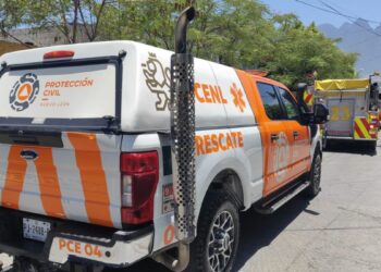 Rescatan a abuelita de casa en llamas en Monterrey, Nuevo León