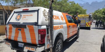 Rescatan a abuelita de casa en llamas en Monterrey, Nuevo León