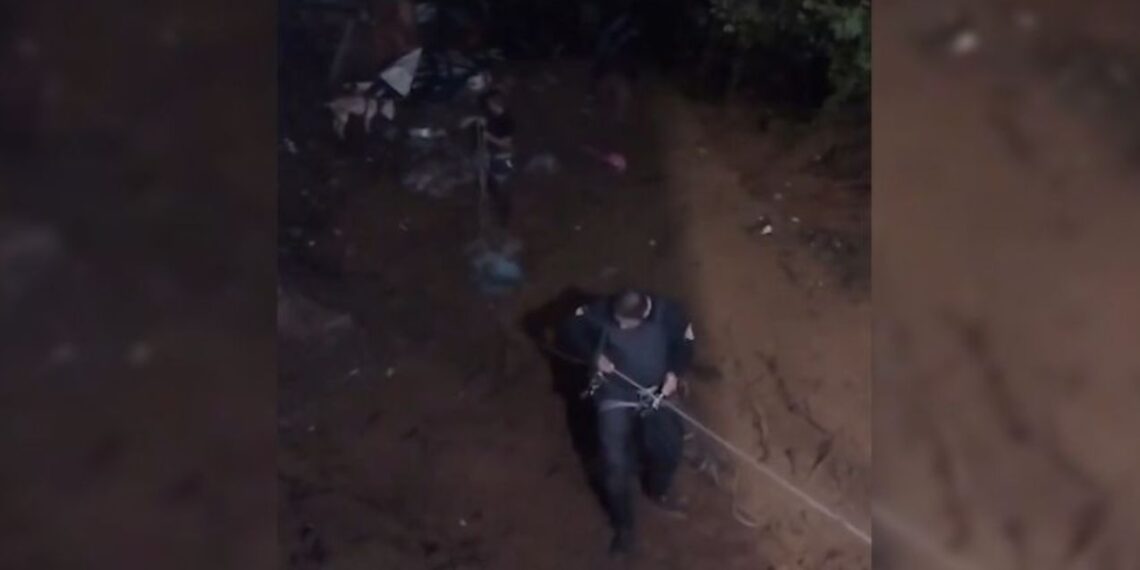 Rescatan a lomito atrapado por deslave en CDMX