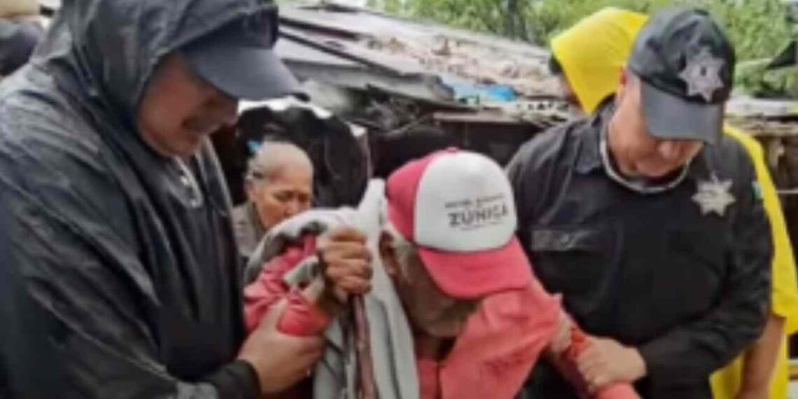 Rescatan a pareja de abuelitos atrapada por inundación en González, Tamaulipas