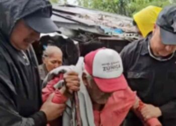 Rescatan a pareja de abuelitos atrapada por inundación en González, Tamaulipas