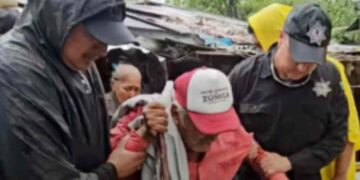 Rescatan a pareja de abuelitos atrapada por inundación en González, Tamaulipas