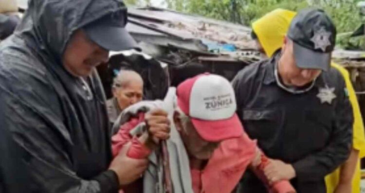 Rescatan a pareja de abuelitos atrapada por inundación en González, Tamaulipas
