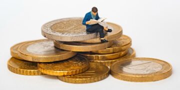 ¿Cómo invertir dinero sabiamente a los 20 años?