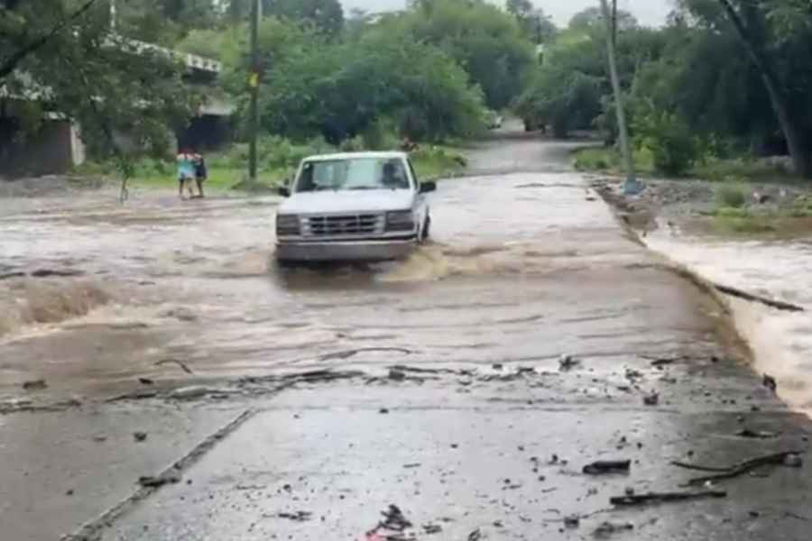 Se desborda el río San Marcos en la salida vieja a Tula, Tamaulipas, debido a las fuertes lluvias