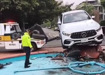 Se duerme al volante y choca contra glorieta en Polanco, CDMX