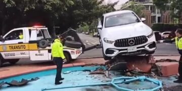 Se duerme al volante y choca contra glorieta en Polanco, CDMX