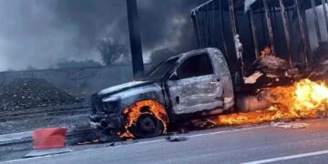 Se incendia camión Apodaca