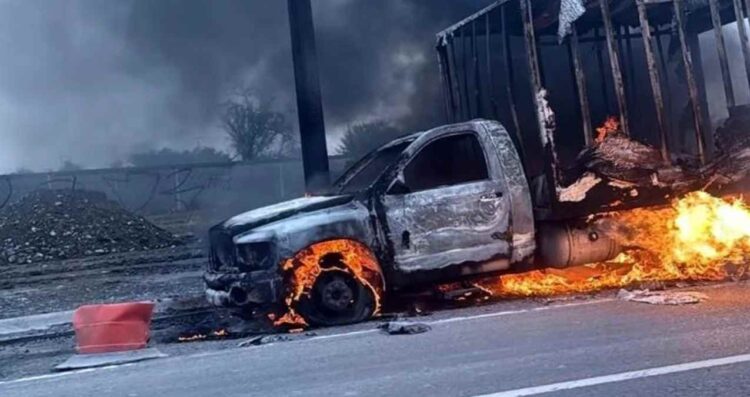 Se incendia camión Apodaca