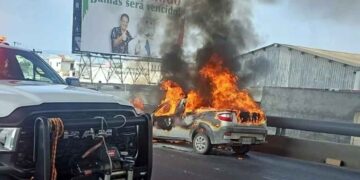 Se incendia camioneta en la parte alta del Puente Conchello en Monterrey, NL