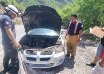 Incendio de automóvil moviliza a Bomberos Victoria