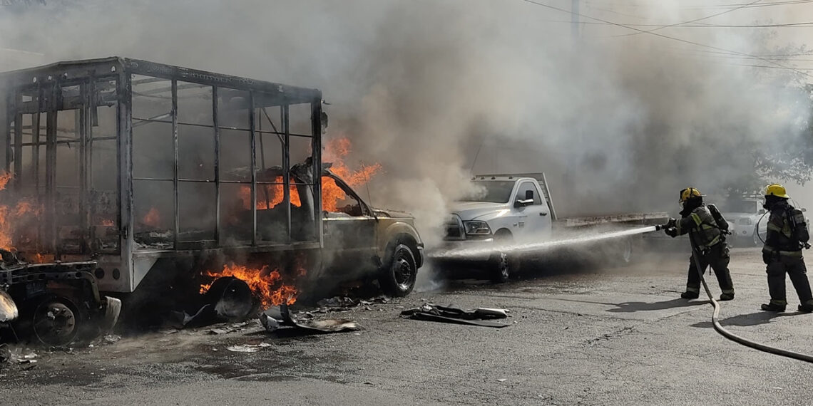 Se incendian dos camiones de carga en Santa Catarina, Nuevo León