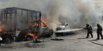 Se incendian dos camiones de carga en Santa Catarina, Nuevo León