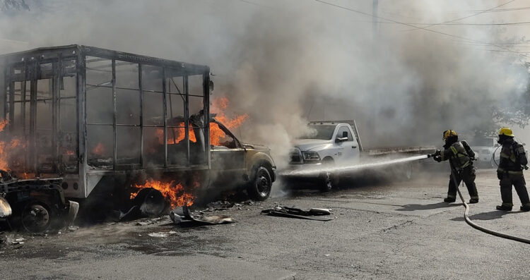 Se incendian dos camiones de carga en Santa Catarina, Nuevo León