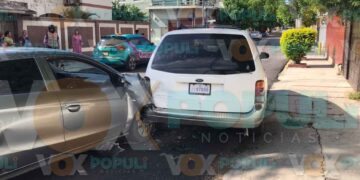 Se queda dormido al volante y choca contra camioneta estacionada en Cd. Victoria, Tamaulipas