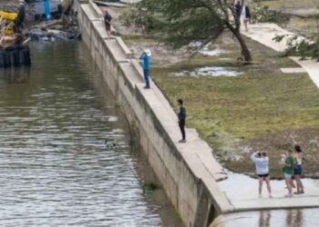 Suben a 59 los muertos por inundaciones en Texas; siguen buscando a niñas desaparecidas