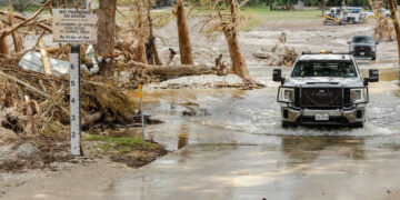 Suspenden búsqueda en Texas por riesgo de nuevas inundaciones en el río Guadalupe