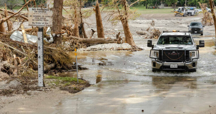 Suspenden búsqueda en Texas por riesgo de nuevas inundaciones en el río Guadalupe