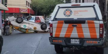 Taxista queda herido tras chocar en el Centro de Monterrey