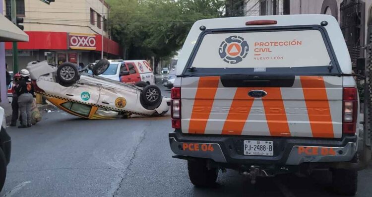 Taxista queda herido tras chocar en el Centro de Monterrey