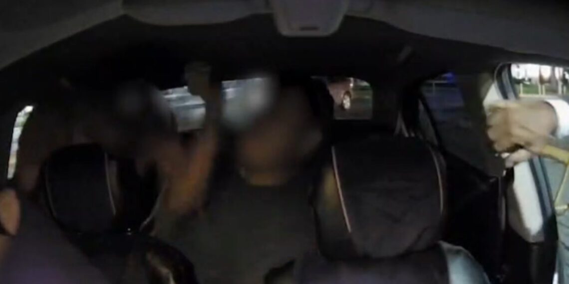 Taxistas golpean a conductor de aplicación en Monterrey, Nuevo León