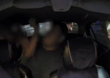 Taxistas golpean a conductor de aplicación en Monterrey, Nuevo León