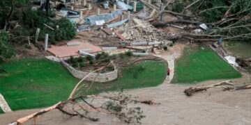Texas bajo el agua 13 muertos y decenas desaparecidos tras lluvias e inundaciones
