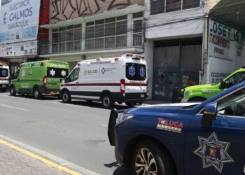 Trabajador sufre descarga eléctrica al colocar lona en Edomex
