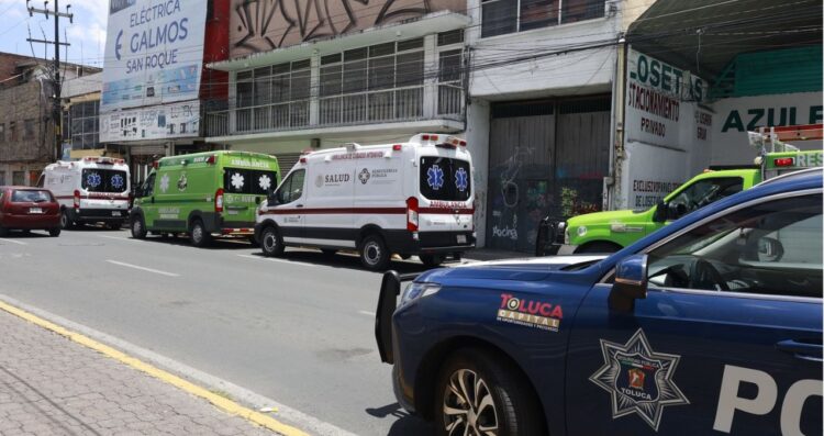Trabajador sufre descarga eléctrica al colocar lona en Edomex