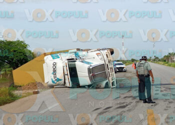 Tractocamión vuelca en la Mante-Tampico tras dormitaba del operador