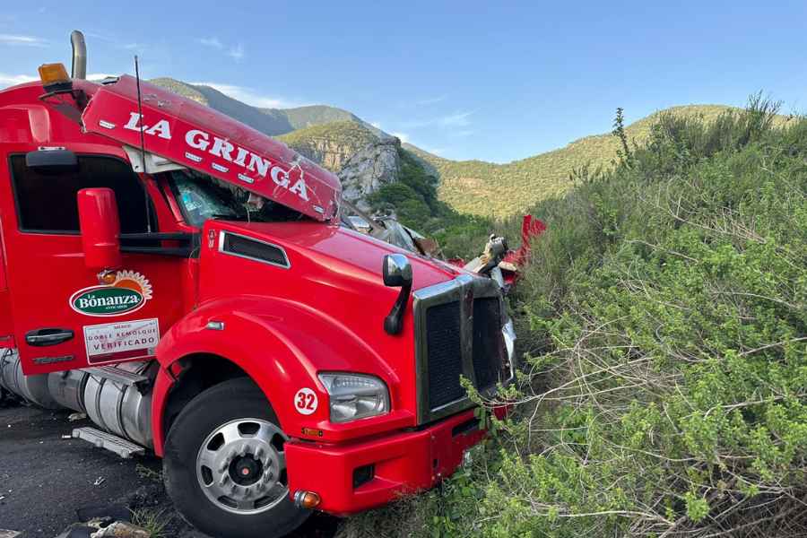 Tráiler cargado con cajas de aguacates vuelca en la carretera Rumbo Nuevo en Ciudad Victoria