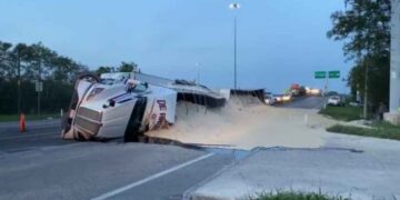 tráiler volcado Victoria