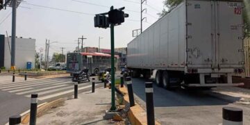 Tráiler da vuelta indebida y causa daños en el cruce de las avenidas Gonzalitos y Ruiz Cortines de Monterrey, NL