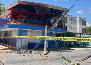 Tráiler derriba postes y cables en Ciudad Victoria, Tamaulipas