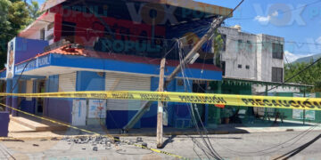 Tráiler derriba postes y cables en Ciudad Victoria, Tamaulipas