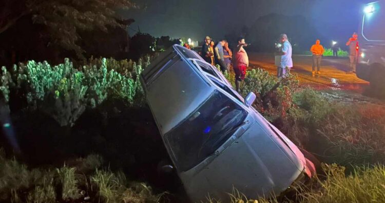 Tráiler provoca volcadura de camioneta en carretera Mante-Valles en Tamaulipas