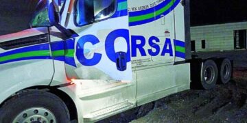 Tráiler sale del camino