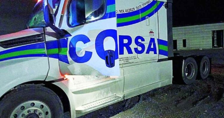 Tráiler sale del camino