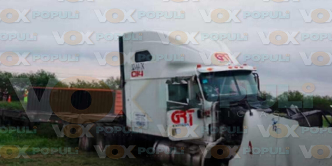 Tráiler se sale del camino en la carretera a Zaragoza–Victoria en Tamaulipas