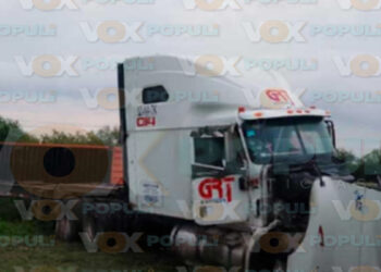 Tráiler se sale del camino en la carretera a Zaragoza–Victoria en Tamaulipas