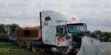 Tráiler se sale del camino en la carretera a Zaragoza–Victoria en Tamaulipas