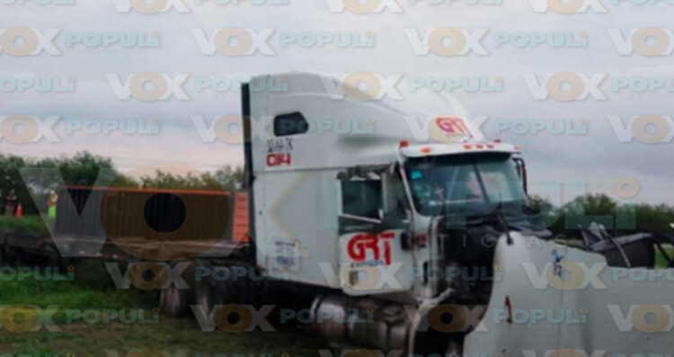 Tráiler se sale del camino en la carretera a Zaragoza–Victoria en Tamaulipas