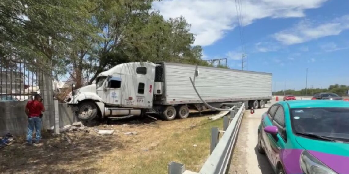 Tráiler se sale del camino y choca contra barda e Reynosa, Tamaulipas
