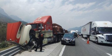 tráiler frenos autopista Monterrey-Saltillo