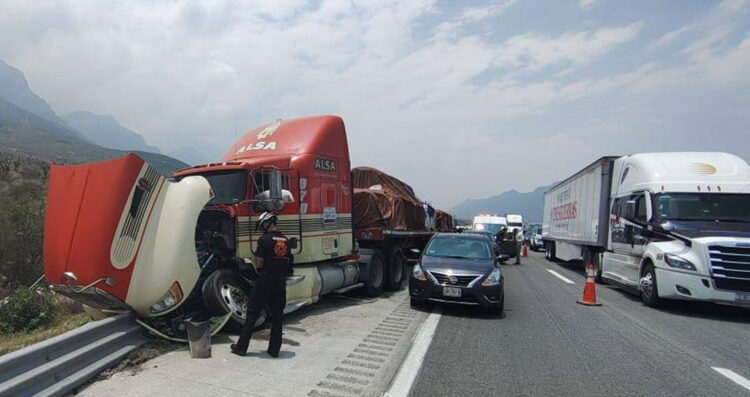 tráiler frenos autopista Monterrey-Saltillo