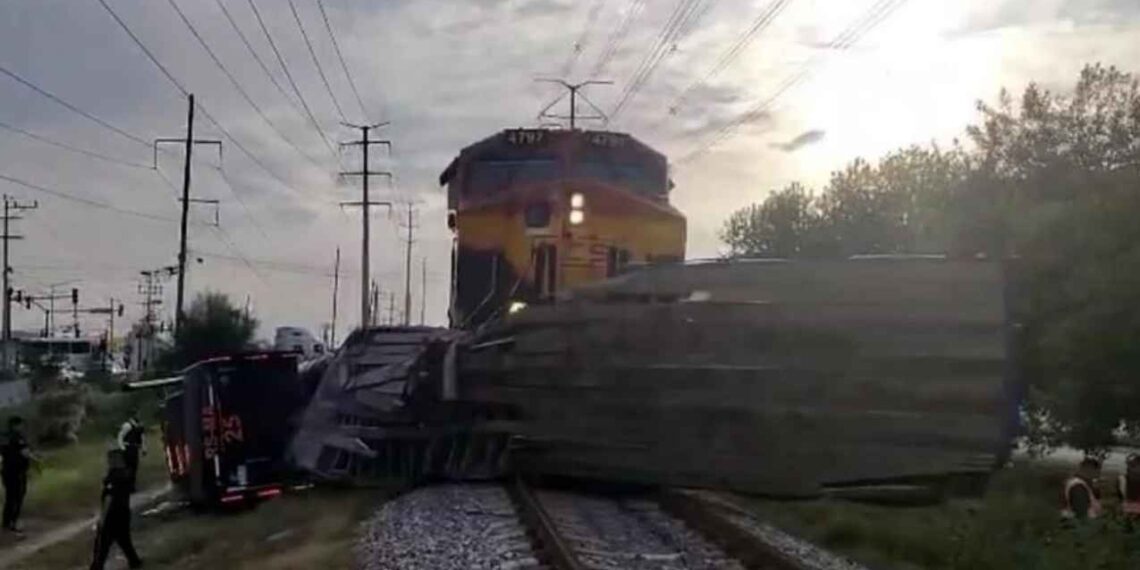 Tráiler termina volcado Apodaca