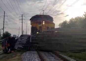 Tráiler termina volcado Apodaca